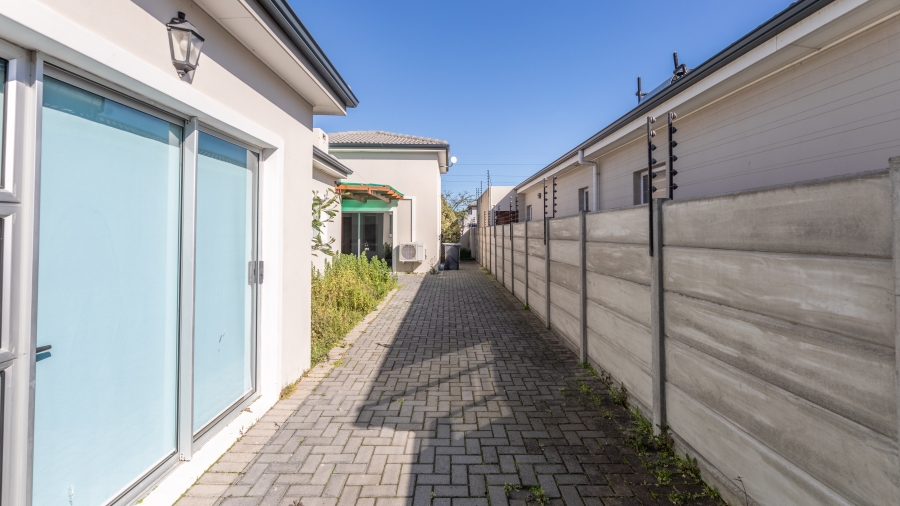 To Let 4 Bedroom Property for Rent in Parklands North Western Cape